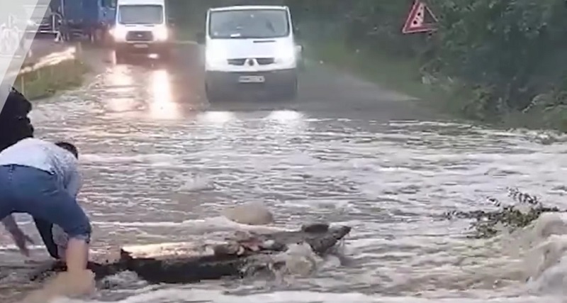 Поплави во Крива Паланка, Куманово, Македонски Брод, алармантно на Плетвар прекинат сообраќајот Градско – Прилеп