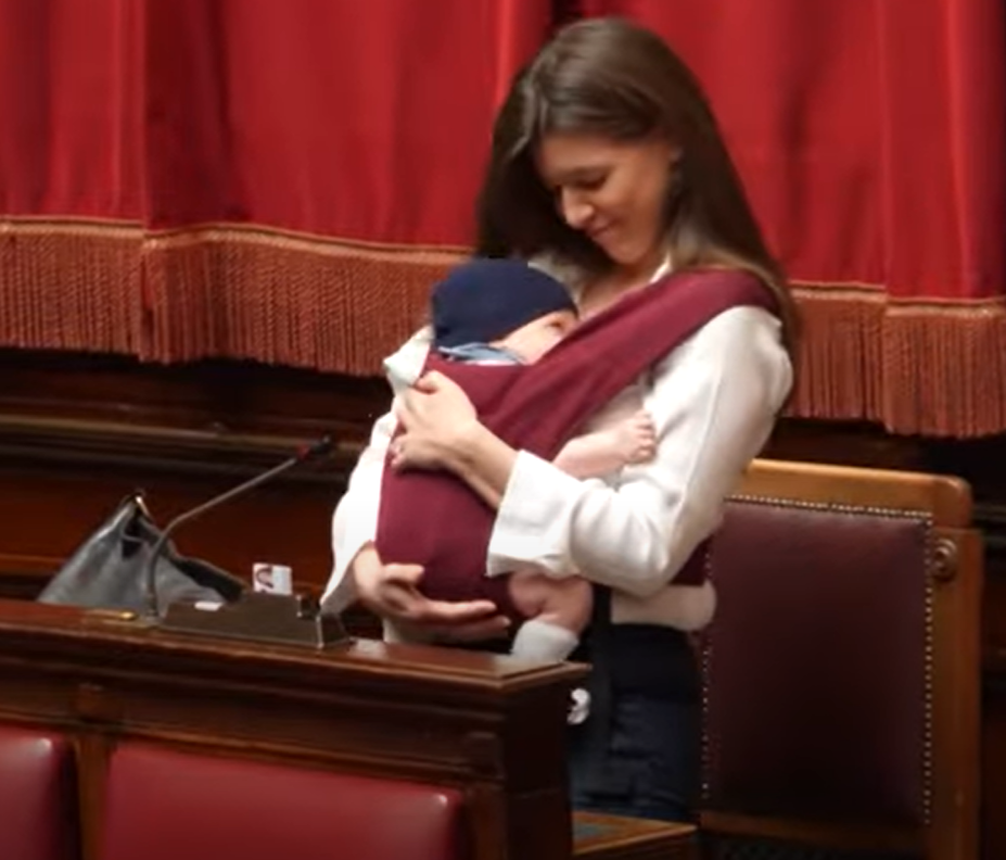 Пратеничка го доела своето дете во Парламент, погледнете ја реакцијата на колегите