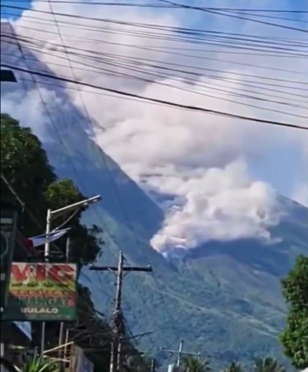 Вулканска ерупција на Филипини: Зголемено ниво на тревога, издадено предупредување