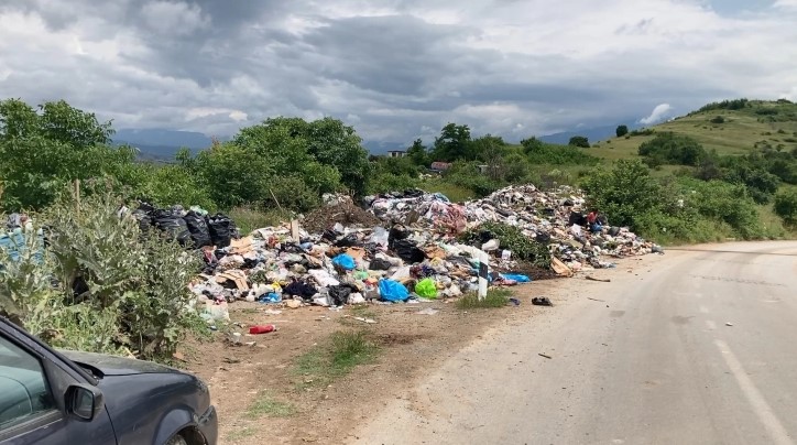 Затрупан влезот во градската депонија на Кочани, отпадот се истура покрај патот кон Пониква