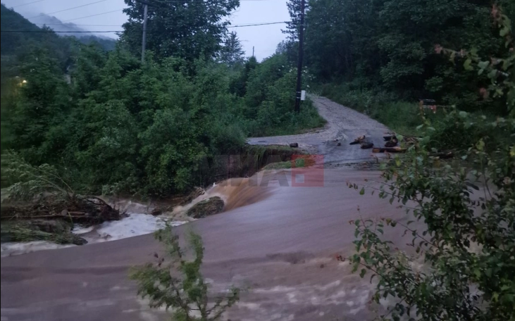 Надојдената вода од обилните врнежи однесе регионален пат во Кривопаланечко