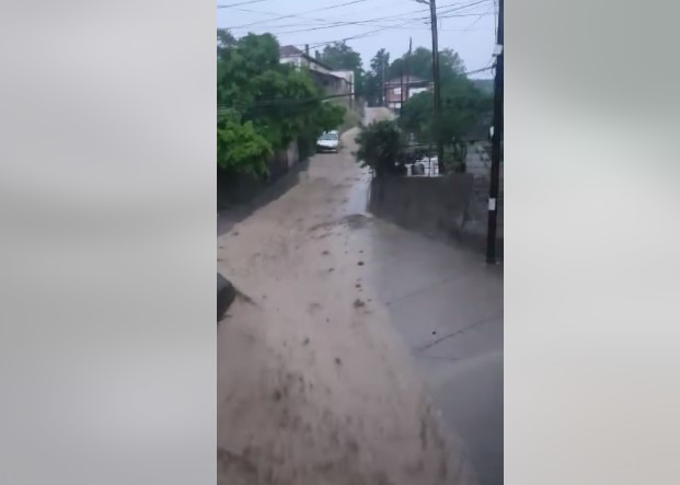 Големо невреме во Кавадарци, улиците се претворија во реки
