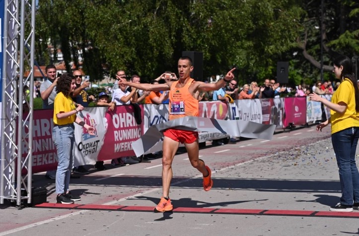 Дарио Ивановски и Билшерин Сулејман се победници на полумаратонот на „Охрид трчаТ“