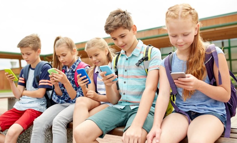 УНЕСКО ги повикува земјите да воведат забрана на смартфони во училиштата