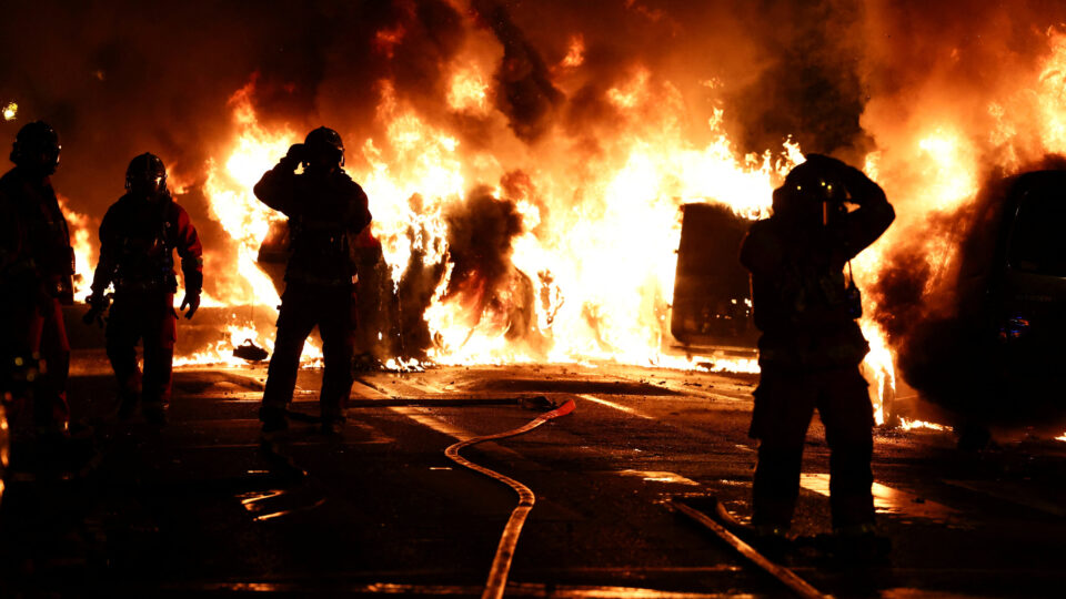 Тотален хаос во Франција: Демолирани излози, запалени автомобили, ограбени продавници…