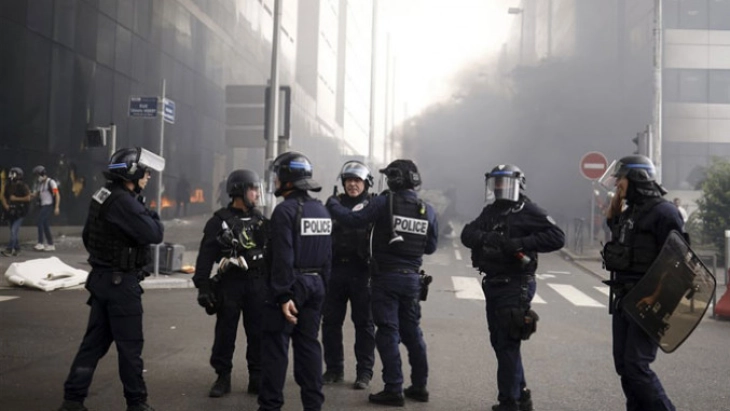 Полициски час во францускиот град Калмар по избувнувањето на немирите