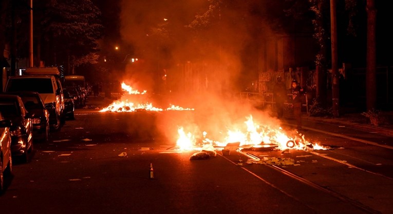 Германските левичари се собираат вечерва во Лајпциг и покрај забраната за протести, властите јавуваат за запалени автомобили и напади врз полицијата