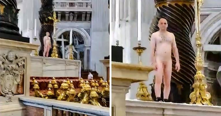 Гол маж се качи на олтарот во Ватикан- протестирал против војната во Украина?