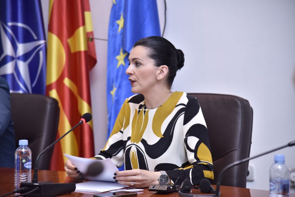 Костадиновска-Стојчевска: Со новиот закон за употреба на македонскиот јазик даваме придонес во заштитата на нашата посебност и идентитет