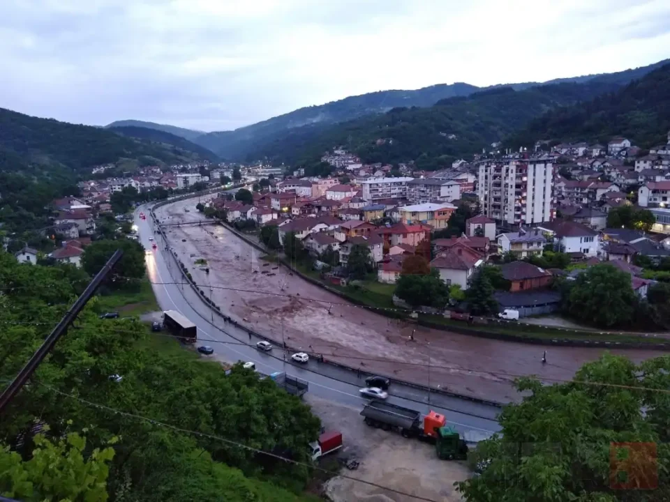 Се излеа Крива Река, отсечено село Т’лминци, однесени пешачки мостови и поплавени домови во Крива Паланка