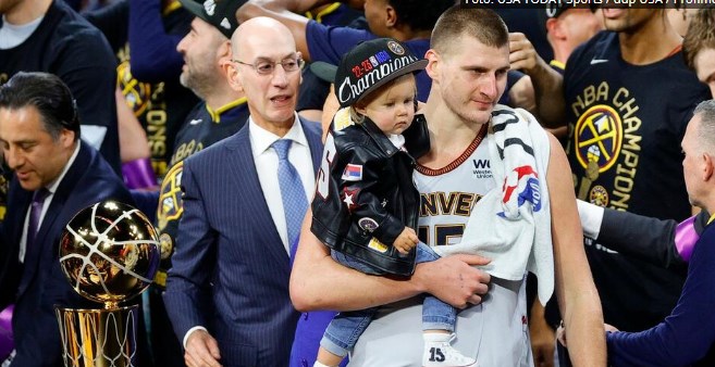 Вака се прославува титула: Јокиќ во едната рака ја држеше ќерката во другата трофејот