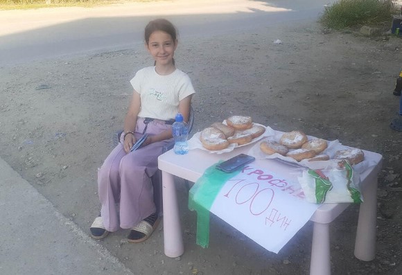 Убава приказна: Нина продава крофни за 50 денари за да собере помош за болниот татко