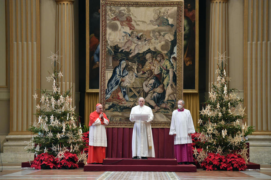 Олтарот на Папата во базиликата „Свети Петар“ прочистен откако таму влезе гол маж