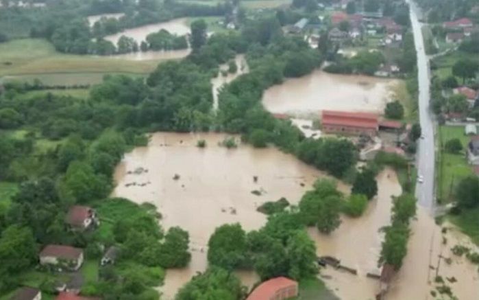 Оштетени патишта, срушени мостови, масовна евакуација: Србија прогласи вонредна состојба во 56 градови поради поплавите