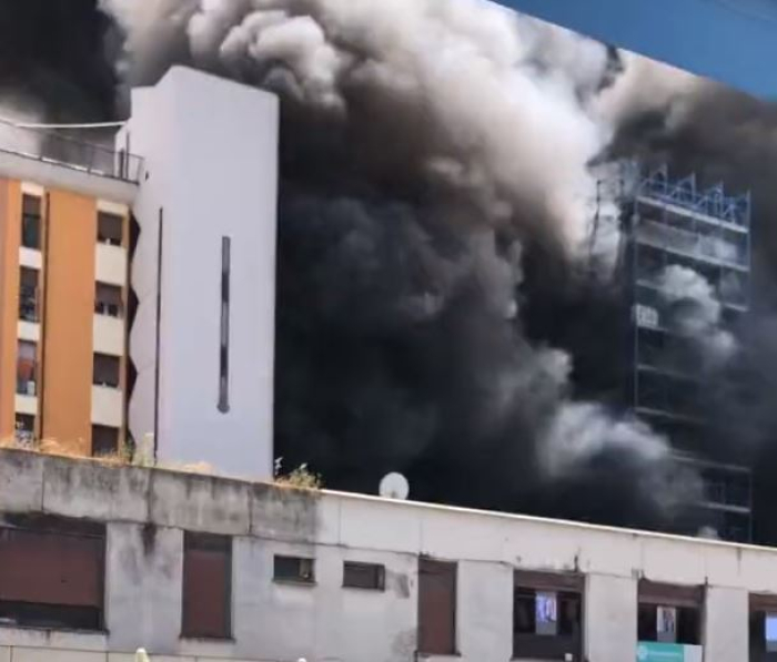 Пожар избувна во зграда во Рим, најмалку еден повреден