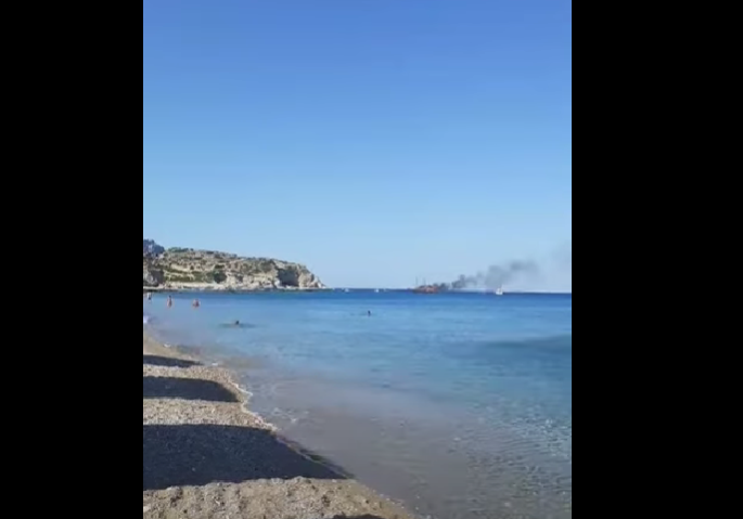 Се запали туристички брод на Родос, патниците скокале во морето за да спасат „жива глава“