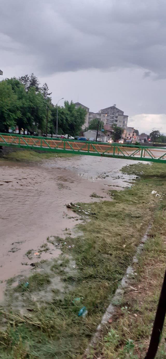 Обилни врнежи во Прилеп, реката излеана на некои места