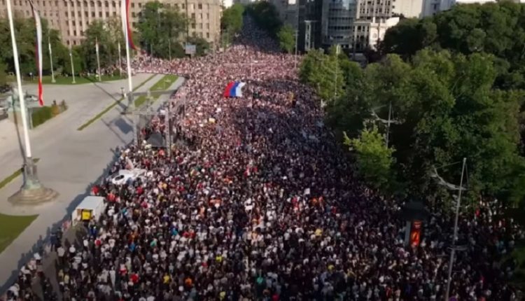 Најмасовни демонстрации во Белград по соборувањето на Милошевиќ, пишува „Њујорк тајмс“
