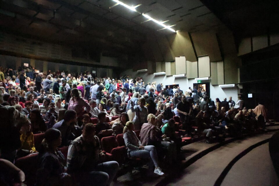 Драмски театар во Прилеп ја крена публиката на нозе со „Чудна случка со кучето во ноќта“, овации за ТДМ и „Роња, ќерката на ограбувачот“