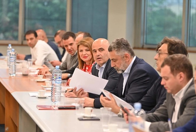 СДСМ живее во паралелна реалност: Извршниот одбор донел одлука да продолжи дијалогот со ВМРО-ДПМНЕ, иако преговори воопшто нема