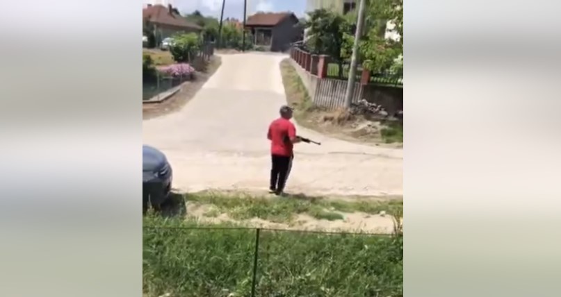 Штипјанец сред бел ден шета со оружје и стрела животни, соседите преплашени