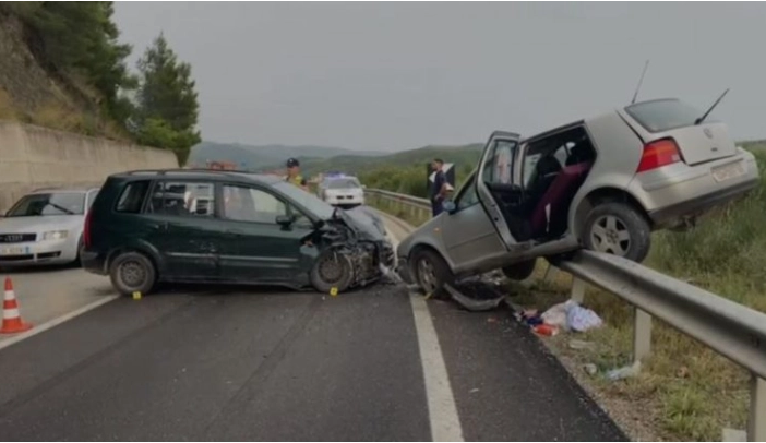 Осумгодишно дете загинало, мајката и 11-годишната сестра завршиле во болница: Гостиварски голф имал стравична сообраќајка во Албанија