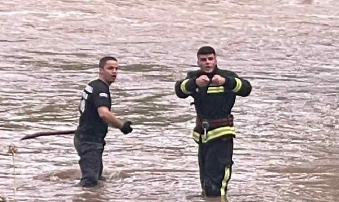 Возило со косовски таблички паднало во реката Лепенец: Се трага по три лица, едно е спасено