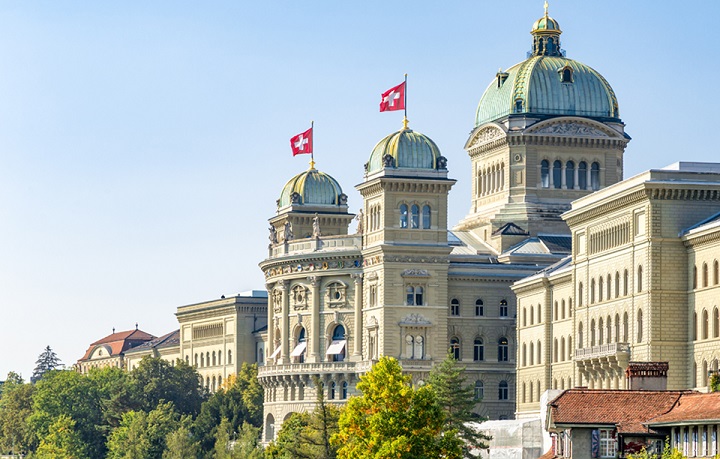Заштита на климата и зголемување на данок: Швајцарците гласаат на два реферундума
