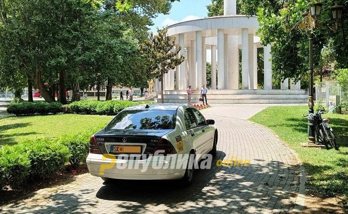 Скопска сообраќајна (не)култура: Таксист си паркира на сенка среде Жена парк во Центар