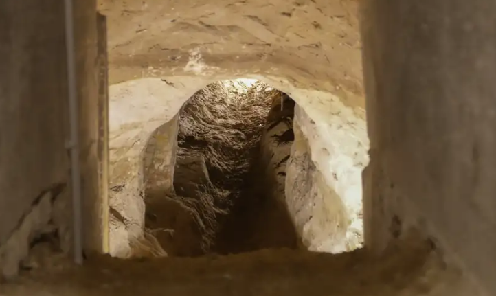 Во Берлин откриен тунел за бегство од Источна Германија од времето на Студената војна