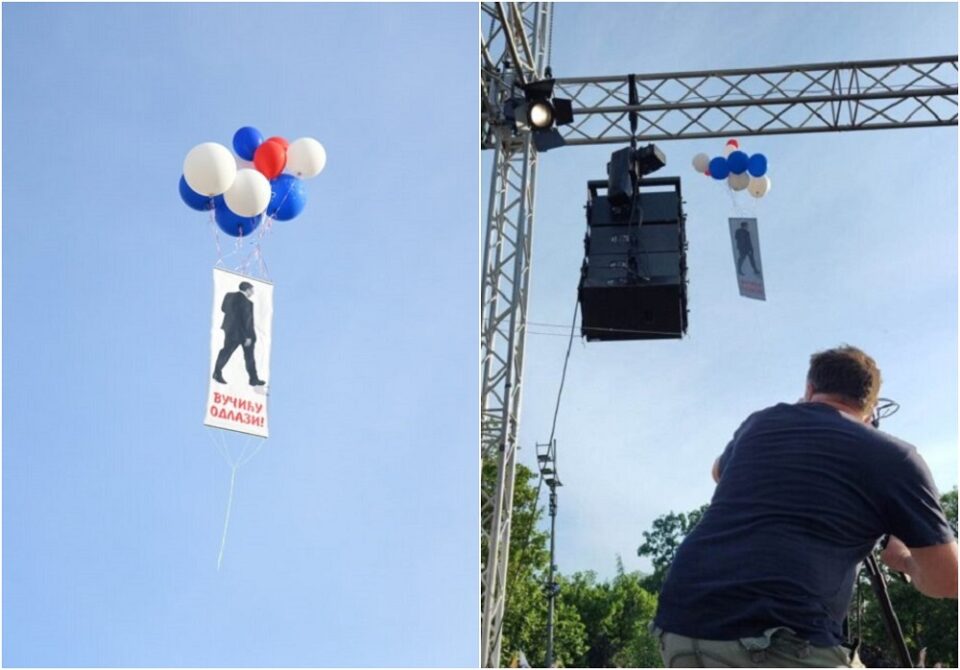 На протестот во Белград во воздух пуштен транспарент на кој пишува „Вучиќ оди си“