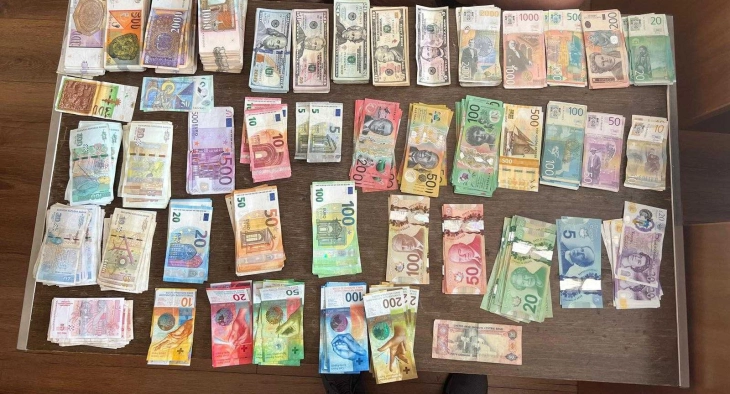 Претреси во Куманово, пронајдена дрога и поголем износ пари, приведени три лица