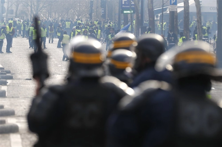 И покрај забраната стотици демонстранти во Париз маршираа против полициското насилство
