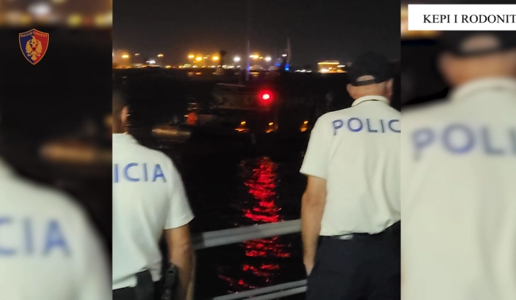 Албанската полиција спасила 13 туристи кои поради дефект на чамец останале на отворено море