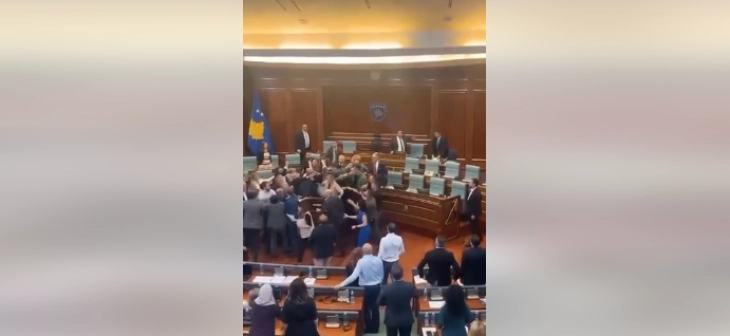 Тепачка во косовскиот парламент, премиерот Курти полеан со вода