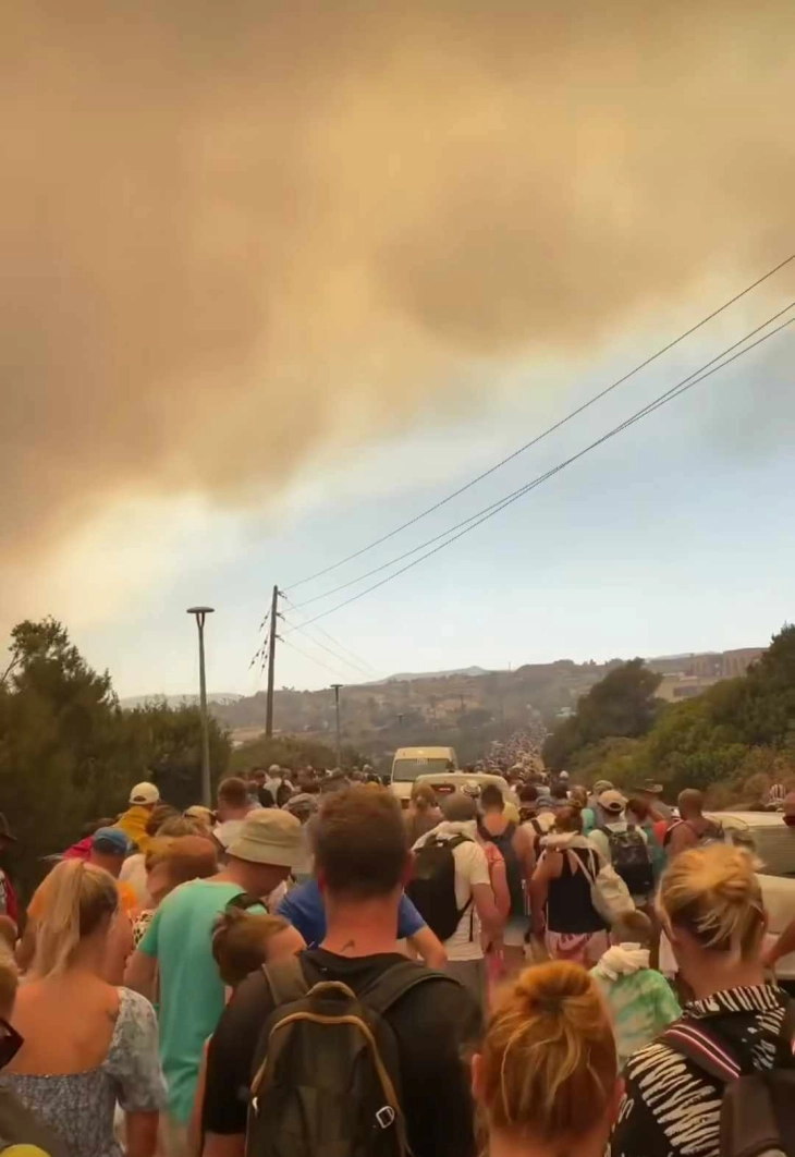 Се евакуираат хотели на грчкиот остров Родос, пожарот и понатаму вон контрола