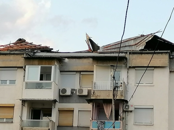 Четириесетина штети пријавени од невремето во Скопје, паднати дрвја и бандери, оштетени покриви…