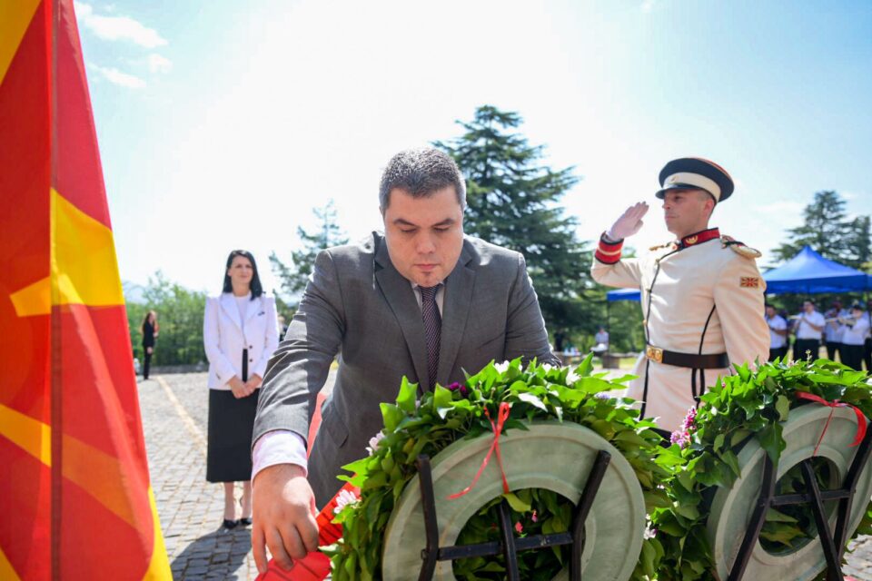 Цвеќе на Споменикот на жртвите од земјотресот: Скопје стана град на солидарноста, препознатлив по тоа што ги обедини светските пораки на сочувство и споделување со болката и загубата на нашите сограѓани
