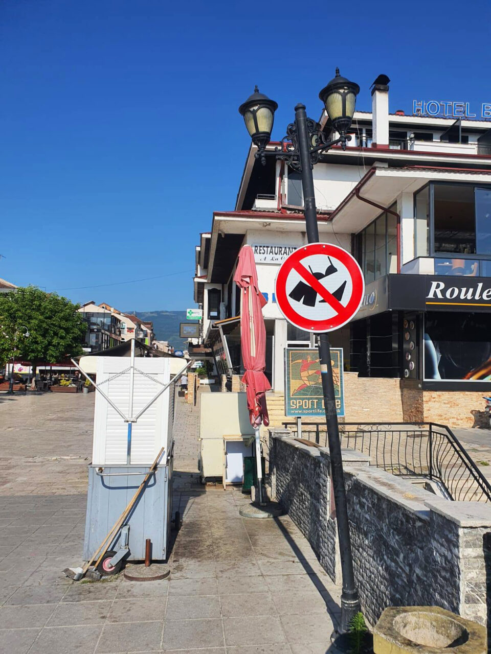 Во Струга поставени нови знаци за забрана за шетање по костими за капење