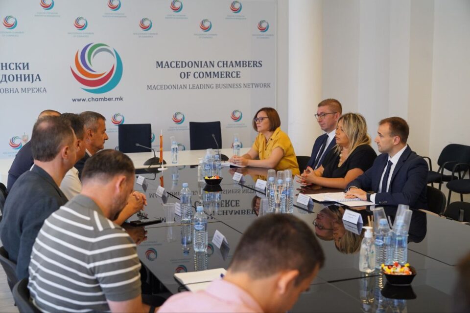 Мицкоски со претставници на ВМРО ДПМНЕ на средба во Сојузот на стопански комори
