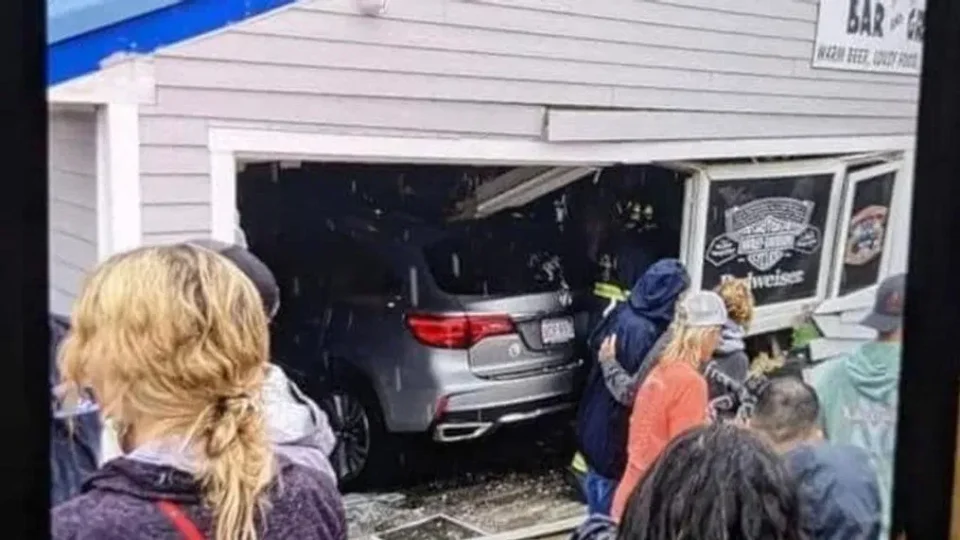 Најмалку 10 повредени откако автомобил влетал во ресторан во САД