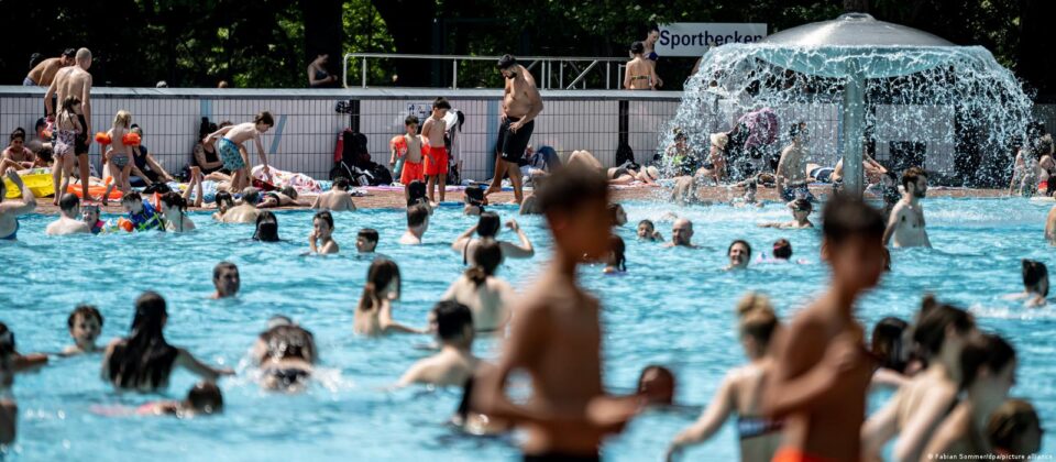 Им пречат жени во бикини, Евреи, гејови: Како судирот на светови доведе до „големата војна“ во германските базени
