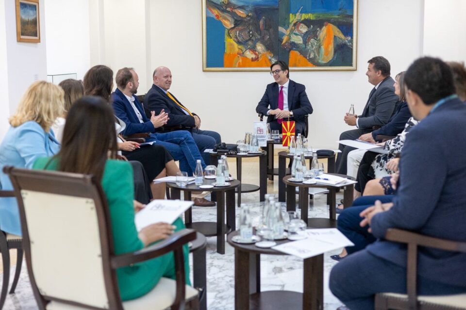 Пендаровски на средба со Бранко Азески, претставници од Стопанската комора на Македонија и Асоцијацијата ТИМ-40