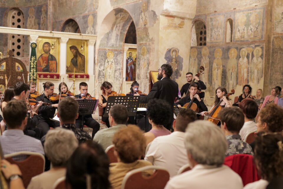 Камерниот оркестар на Музичка младина на Македонија уште еднаш го оправда своето шестдецениско постоење на македонската музичка сцена, донесувајќи извонредни уметници и програма