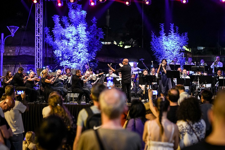 „Скопје во пет и седумнаесет“ почна со концерт во паркот „Ибни Пајко“ кој не потсети на најубавите песни и стихови посветени на Скопје