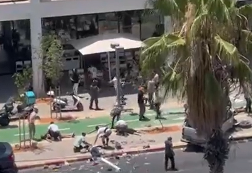 Ужас во Израел: Со автомобил влетал во луѓе ги згазил па ги бодел со нож