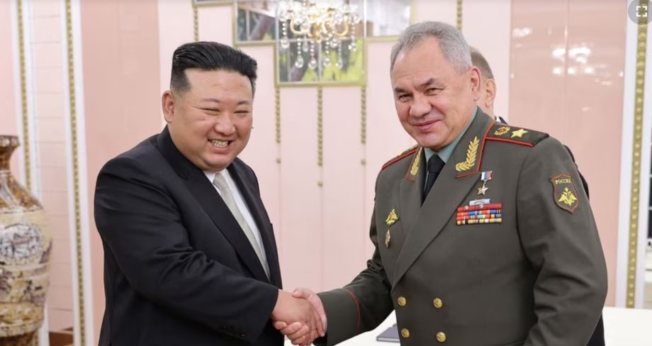 Ким Џонг Ун се сретна со рускиот министер за одбрана Сергеј Шојгу