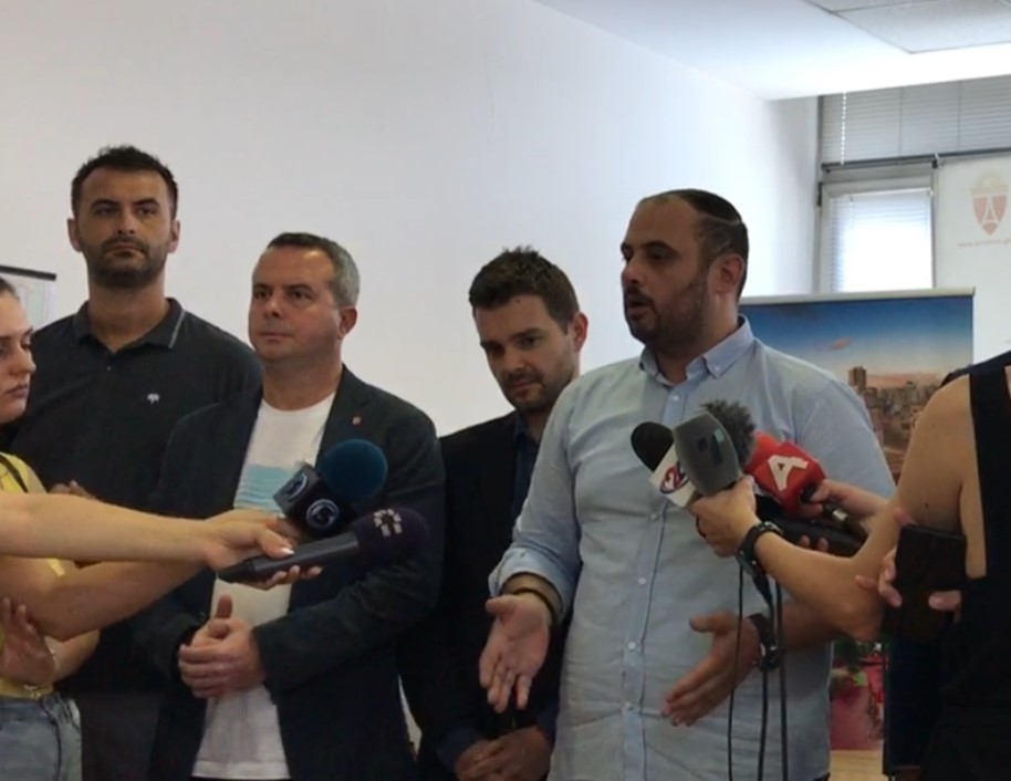 12 градоначалници здружно со конкретни барања за решение за ѓубрето, на средбата не се појавија Арсовска, Јакимовски, Ганиу…