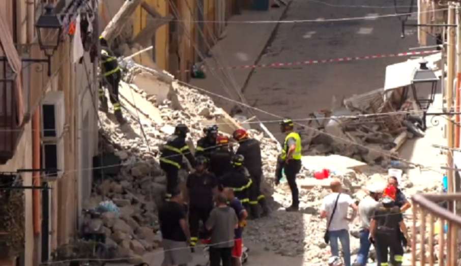 Се урна зграда во Италија, се трага по луѓе под урнатините