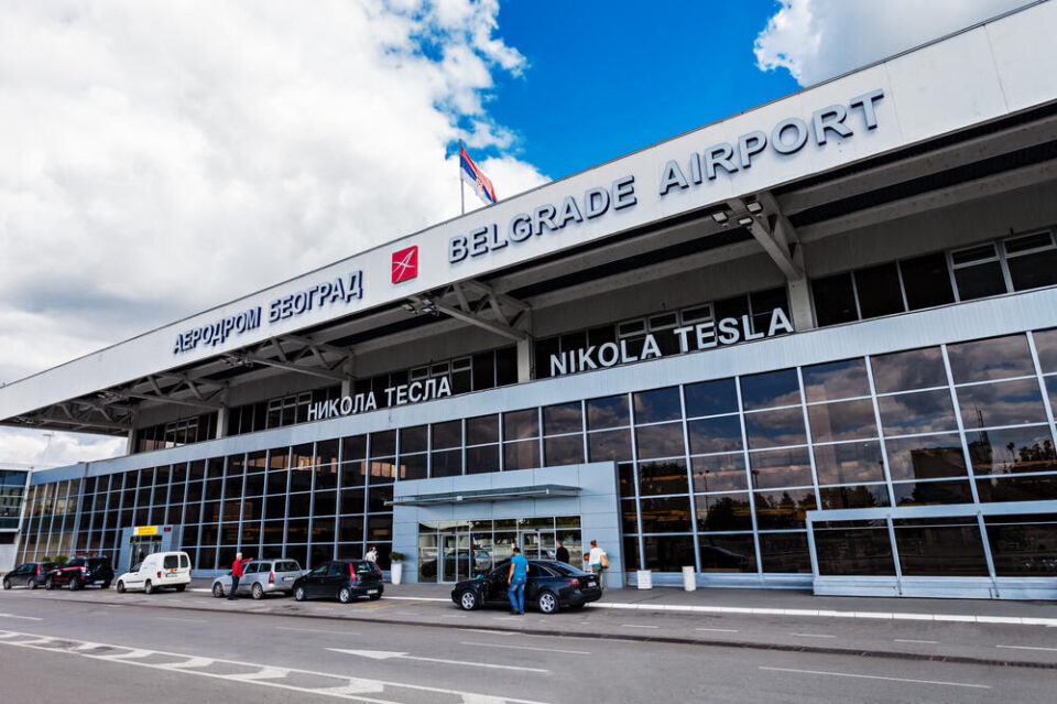 Трагедија на аеродромот во Белград: Патник слетал од Чикаго, па паднал на место мртов